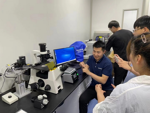 倒置荧光显微镜MF53-N配操作系统.jpg 倒置荧光显微镜MF53-N配操作系统.jpg