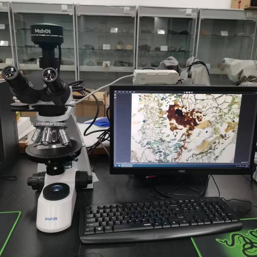 明美偏光显微镜助力延安大学石油化工学院矿石切片观察